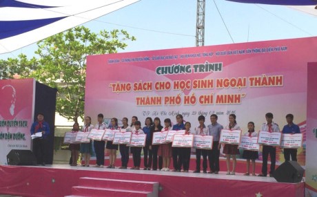 Tặng sách cho học sinh ngoại thành Thành phố Hồ Chí Minh  - ảnh 1